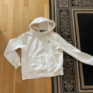 Vit ralph lauren hoodie - En snygg vit ralph lauren hoodie knappt använd, äldre design, M i barnstorlek