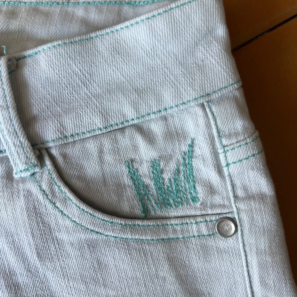 Ljusblå jeansshorts med turkosa detaljer - 2