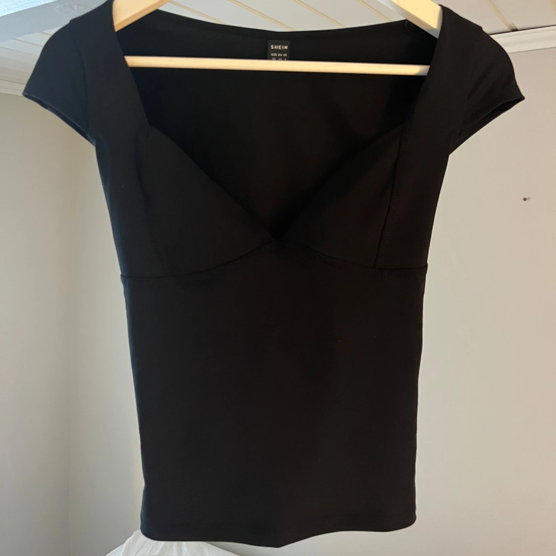 Svart topp med v-ringning från SHEIN - 1