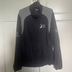 Oscar Jacobsson Vind/golf jacka  - Tunn Oscar Jacobsson vind/golf jacka| storlek S | Oscar Jacobsson WPS | 