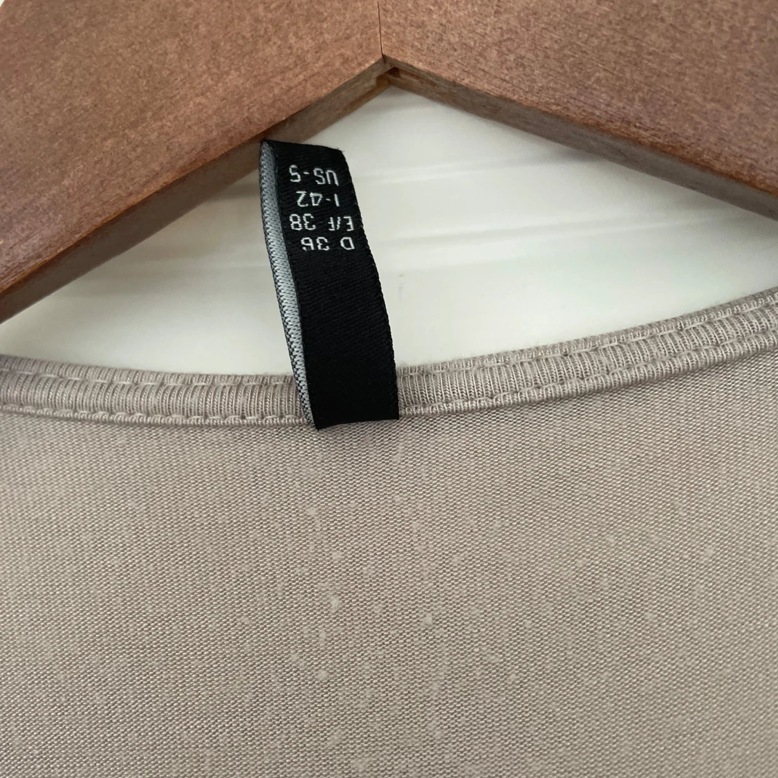 Beige kortklänning med bälte från Amisu - 3