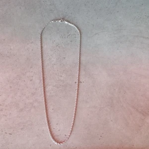 Silver  halsband - Säljer ett stilrent och fräscht silverhalsband. Har köpt ett nytt och använder inte detta längre, så lika bra att någon annan får nytta av det.  💎 Enkel men snygg design 💸 Fast pris 