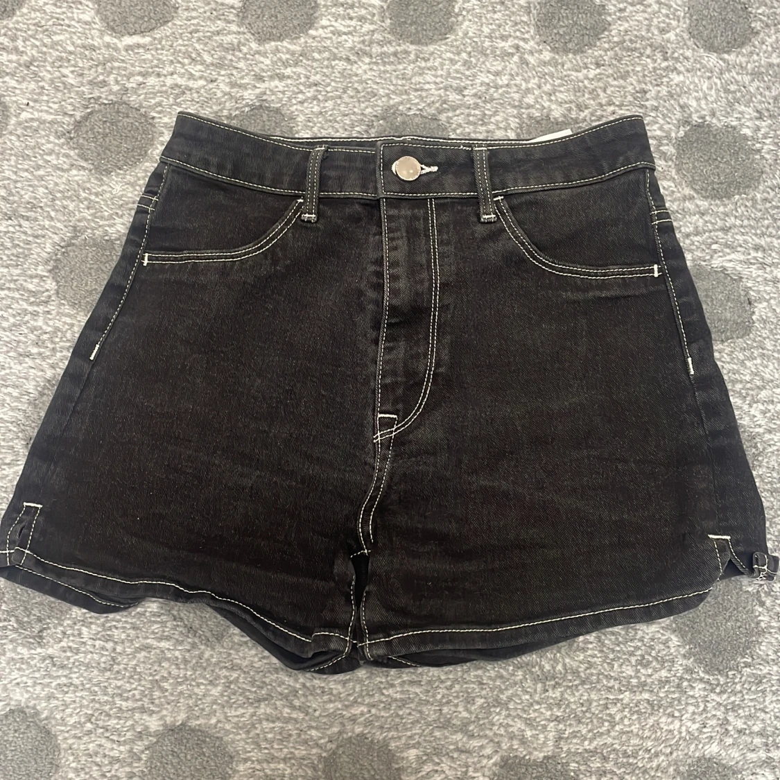Svarta högmidjade jeansshorts
