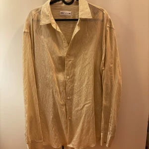 Linneskjorta - Sjukt snygg linneskjorta som ej är använd! Säljer då jag har två likadana och denna har inte kommit till användning. Perfekt inför sommaren och passar till allt. Hör av er vid intresse eller fler bilder!☀️