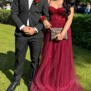 Vinröd glittrig balklänning - Perfekt för bal