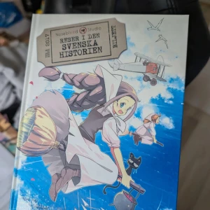 Reser i den svenska historien - Följ med på en spännande tidsresa genom svensk historia i mangaformat! Upptäck häxprocesser, drömmar om Amerika och krigsbarns öden. Perfekt för dig som gillar äventyr, historia och snyggt tecknade serier.
