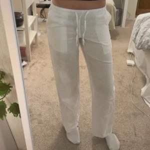 Vita linnebyxor med snörning - Köpa från ginas barnavdelning men passar mig som är 160. De är som man kan se på bilderna använda, och har några tecken på slitage även om detta inte är något man tänker på från långt håll❤️