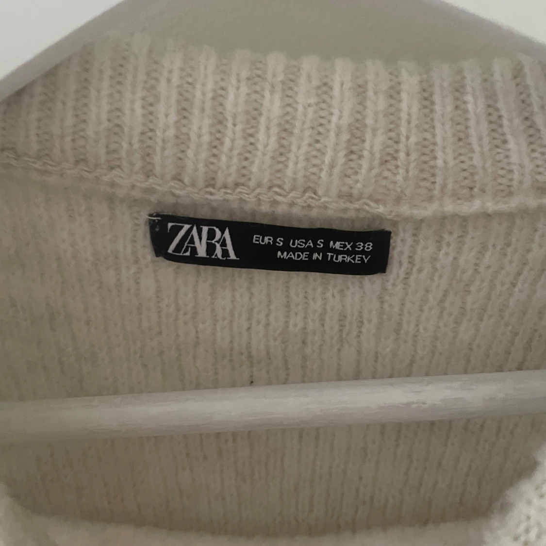 Beige stickad tröja från Zara - 1