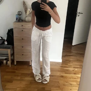 Vita linnebyxor från chelsea - Säljer ett par vita linnebyxor med avslappnad passform och snörning i midjan. Byxorna är raka i modellen och perfekta för varma dagar. Lätta och luftiga, passar till allt.från chelsea