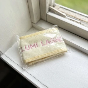 Gult LUMI LASHES hårband - Ett helt nytt gult LUMI LASHES hårband som aldrig kommer till användning! FÖRST TILL KVARN!
