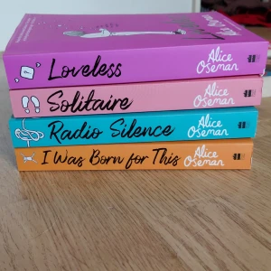 Loveless, Solitaire, Radio Silence, I Was Born for This (4 böcker) - 4 böcker av Alice Oseman, författare av Heartstopper bl.a. Bra skick, relativt nya. Köps i ett, pris kan diskuteras