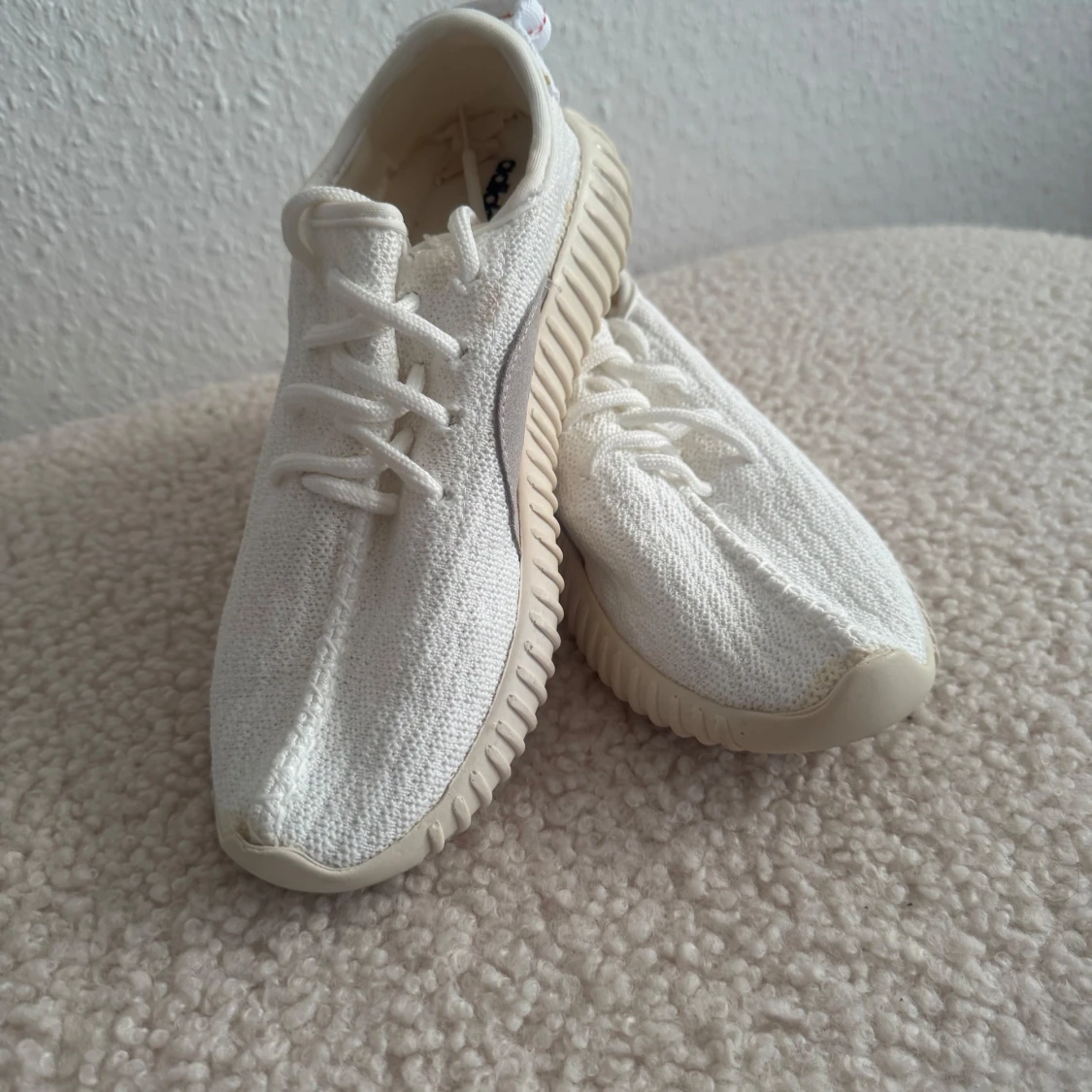 Vita sneakers i stickad mesh