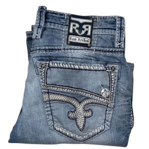 Rock Revival jeans - Rock Revival jeans Bootcut fit. Fläckar (bild 3/4) W34 [Ytterbenslängd 107cm] [Innerbenslängd 81cm] [Midja 47cm] [Benöppning 25cm]