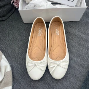 vita ballerina skor stl 37 - super fina vita ballerina skor i stl 37 från shein endast använda en kväll 💞