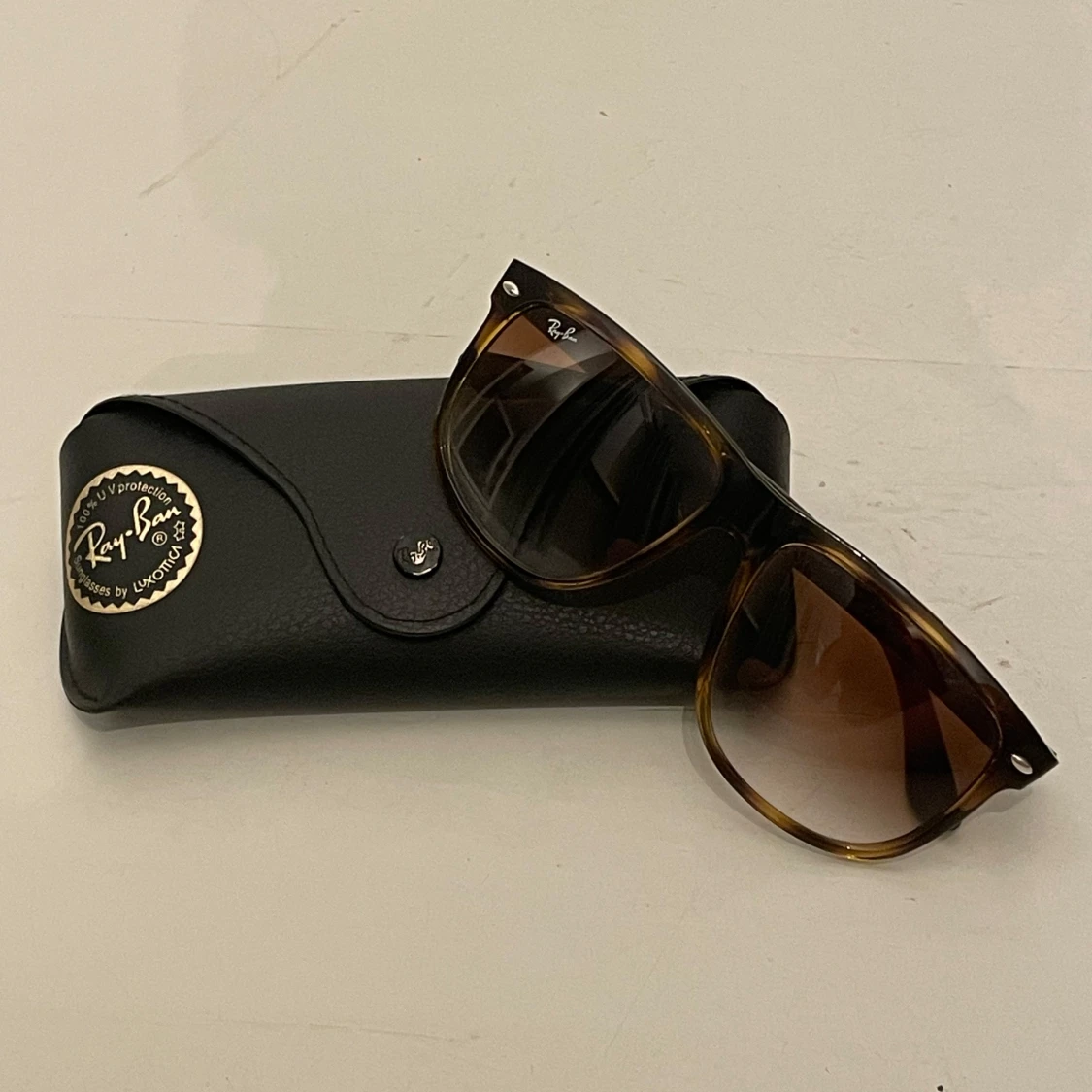 Ray-Ban RB4147 bruna solglasögon