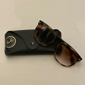 Ray-Ban RB4147 bruna solglasögon - Stilrena Ray-Bans perfekta till sommaren! Skick 9/10 några få små skrapor på glaset som självklart inte syns vid användning. Hör av er vid frågor!