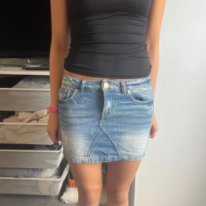Lågmidjad jeans kjol - Från only! Storlek s! Har ej midjemått men jag använder oftast 36 i jeans och byxor 