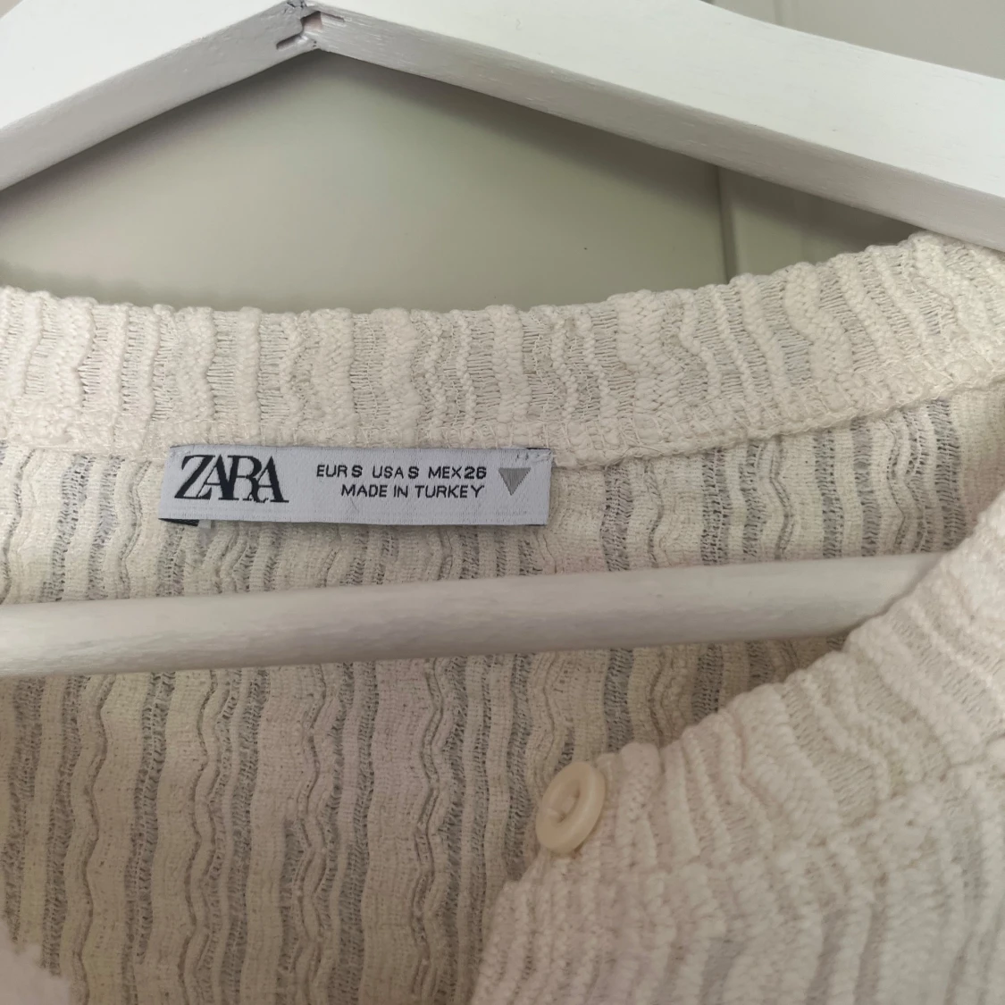 Vit kofta med volang från Zara - 1