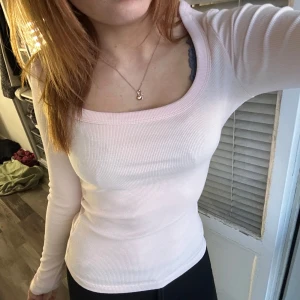 Rosa topp - Gullig rosa topp ifrån gina använd endast två gånger så skulle säga den är i ny skick ☺️