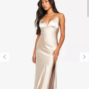 Champagnefärgad långklänning - Helt ny med prislapp, passar perfekt som balklänning!