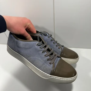 Lanvin skor - Mycket schyssta Lanvin skor i den eftertraktade färgen baby blå!| Skorna är i nästan nyskick, en tvätt o de är som nya| Storlek 10/44 men passar lätt en storlek till eller 43| Endast skorna medföljer| Tveka inte att skriva vid det minsta lilla💭!