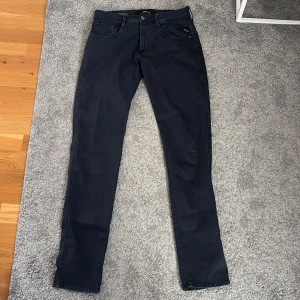Mörkblåa byxor/chinos  - Tjena, säljer ett par grymt snygga mörkblåa byxor/chinos av märket replay, de är en slim fit byxa av modellen anbass hyperflex, skicket på byxan är som nytt. säljer pågrund av att de ej används längre. 