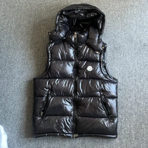 Moncler Väst - Säljer min Väst, Storlek L, NFC funkar, Pris Kan diskuteras