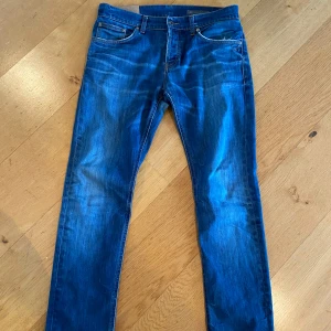 Blå Dondup jeans  - Dondup jeans i storlek W33 och längden passar 184cm. De är finns lite slitningar längst ner samt vid fickorna, annars mycket bra skick. Pris går att diskutera!