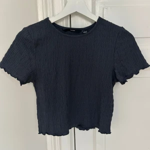 Mörkblå ribbad topp från Vero Moda - Säljer en mörkblå ribbad topp från Vero Moda. Toppen har korta ärmar och en croppad passform. Hör av dig vid intresse! Priset kan diskuteras vid snabb affär😊