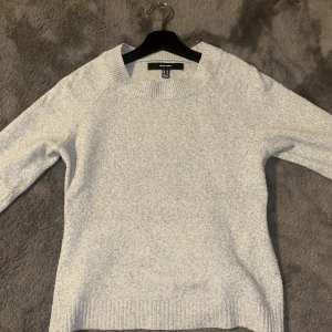 Grå stickad tröja från Vero Moda - Säljer en stilren grå stickad tröja från Vero Moda.  Passar bra till både jeans och kjol. Säljer då den inte kommer till användning längre. Okej skick.