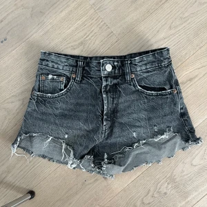 Gråa zara shorts med slitningar - Super söta nu till sommaren