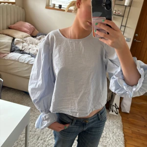 Blå blus - Super fin ljusblå blus 🩷den är i storlek L men är liten i storleken så sitter egentligen som en s/m😀