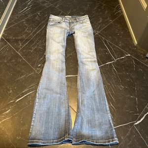 Ljusblå bootcut jeans - Sååå himla snygga och Superlågmidjade bootcut jeans!!💓Midjemått: 36 cm Innebenslängd: 83