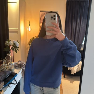 Blå sweatshirt - Säljer en sweatshirt i en jättefin blå färg i storlek xs. 