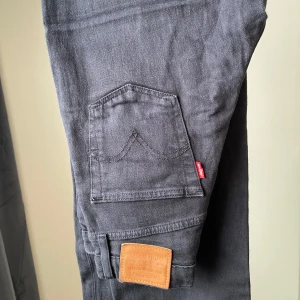 Svarta jeans från Levi's - Säljer dessa svarta Levi's Premium jeans i modellen Ribcage Straight Ankle. De har en hög midja och raka ben💕Anväda men i bra skick, säljer eftersom dom inte kommer till användning 🥰Fler bilder finns att få 🫶🏼