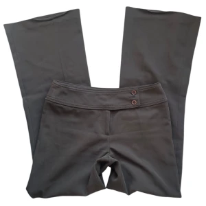 Medelhöga kostymbyxor från South - Mid-rise mörkbruna-svarta bootcut kostymbyxor med två framfickor 🤎MIDJEMÅTT: 75 cm + stretch. INNERBENSLÄNGD: 75 cm. GRENDJUP: 23.5 cm. ANKELVIDD: 26.5 cm. *pytteliten fläck på baksidan, märks knappt. Jag brukar ha strl S i byxor & är 1,67!