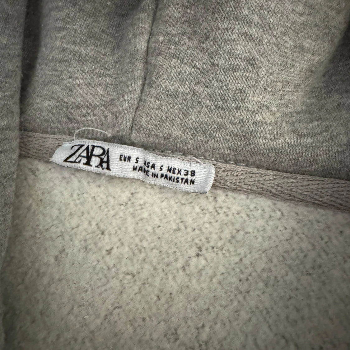 Grå hoodie från Zara - 1