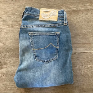 Jacob Cohen Jeans - Säljer ett par blåa Jacob Cohën jeans i storlek W30 och 104 cm i längd. Jeansen är i modellen 710 slim och använda ett fåtal gånger. Ställ frågor om du har några och jag står ej för fraktens strul. Priset är ej hugget i sten och vid snabb affär kan priset absolut sänkas!