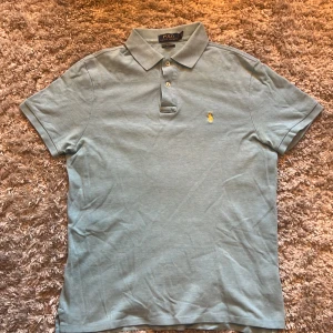 Ralph Lauren piké - Säljer denna riktigt snygga Ralph lauren pikén som är perfekt nu till våren/sommaren. Den är i väldigt fint skick och är i storlek M. Skriv gärna över frågor och funderingar.
