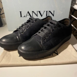 Svarta sneakers från Lanvin - Ett par hel svarta lanvins i storlek Uk 8 vilket motsvarar 42 men passar ändå 43. Skorna är knappast använda men har några väldigt små creases på toe capen. Sulan är knappast slitna och skorna är inprinsip nya! ’’Bara Skorna följer med’’.