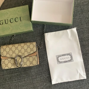 Gucci bag (väska) - Tja! Säljer min mammas Gucci väska som hon har köpt från några år sedan, hon vill sälja den pga ingen användning till den och sånt, den är köpt för 8 tusen för några år sedan,den har inga skador och är som helt ny,  skriv om ni har några frågor 😊 