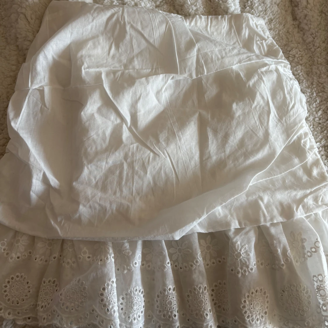 Vit kjol med broderade detaljer - 1