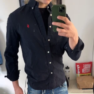 Två skjortor från Ralph Lauren - Säljer nu två skjortor som bara har legat i garderoben från Ralph Lauren. Skicket är 7/10 Inga DEFEKTER! Säljer den första mörk blåa för 349 och den ljusare blåa för 299 och båda för 499. Båda är storlek XS. Skriv i dm för fler frågor! 