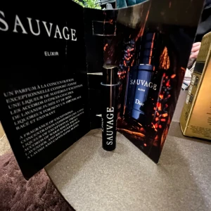 Sauvage Elixir från Dior - Upptäck Sauvage Elixir från Dior, en intensiv och kraftfull parfym med en djup och kryddig doftprofil. Den eleganta flaskan har en mörk design med silverdetaljer och rymmer en doft som kombinerar fräscha och varma noter för en sofistikerad upplevelse.