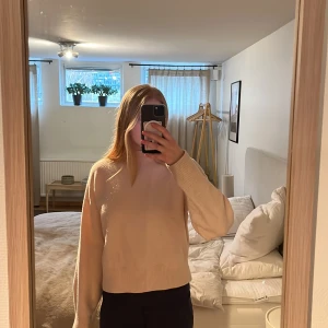 Ljus rosa stickad tröja från & Other Stories - Ljusrosa stickad polo tröja från & Orher Stories. Själv köpt här på Plick men har inte kommit till någon användning🩷