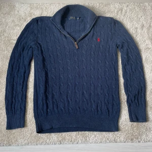 Polo Ralph Lauren Qaurter Zip - Tja👋 Säljer nu denna marinblåa Polo Ralph Lauren Quarter zip. Den är i storleken Small och sitter ganska slim på kroppen som du ser på sista bilden. Skick 8,5/10, lite nopprig och kablarna är lite sliten, syns inte med en mörk tröja under. Tveka inte att fråga efter något, pris kan diskuteras!😀