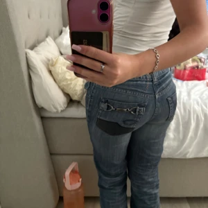 Blå jeans med fickdetaljer - Supersnygga low/midwaist blå vintedjeans med detaljer på bakfickan. 😍