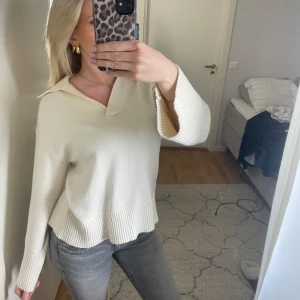 Stickad tröja  - Jättefin stickad tröja med krage från Gina tricot. Använd fåtal gånger och säljer då den inte kommer till användning💞