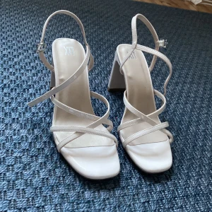 Beige klackskor  - Beigea klackskor med smala remmar och öppen tå. Säljer för att dom ej kommer till användning då de är för stora för mig. Har använt dom en gång på en skolavslutning.🩷🩷