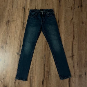 Mörkblå jeansbyxor från Neuw - Snygga mörkblå jeansbyxor med en klassisk design. De har en normal passform och är perfekta för en avslappnad stil. Byxorna har en dragkedja och knappar framtill.